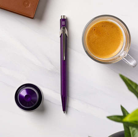 Długopis CARAN D'ACHE 849 Nespresso Arpeggio, M, w pudełku, fioletowy